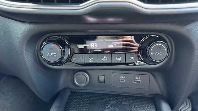 Nissan Juke 1.0 DiG-T N-Connecta 5dr DCT